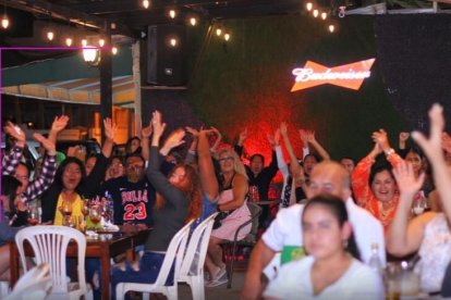Manos arriba y rostros descubiertos, así estuvieron estos turistas en un show artístico en Playas.