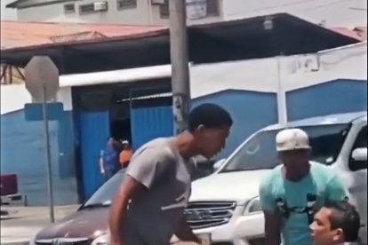 Escena del video que muestra a un informal amenazando a un ciudadano con un cuchillo.