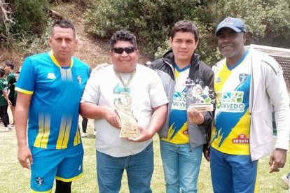 Erwrin Ramírez (d) actualmente tiene su escuela de formación de arqueros en Quevedo.