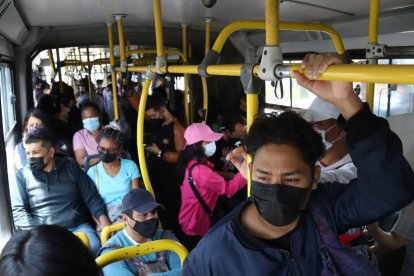 A veces los buses van tan llenos que los espacios destinados a estas personas están ya ocupados.