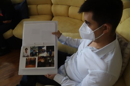 Gabriel muestra las fotos de su madre, cuando se desempeñaba como agente de bienes raíces.