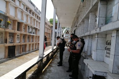 Agentes de la Policía llegaron al cementerio para investigar el origen de la caja.