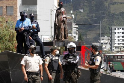 En 2020 el monumento a la monarca española fue vandalizado por activistas indígenas.