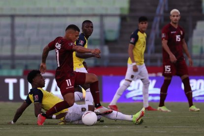 Frente al combinado de Venezuela, la selección de Ecuador salió con una línea de 3.