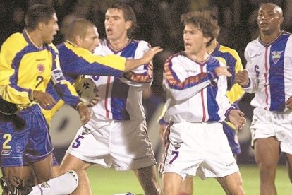 Alfonso Obregón (5) estuvo presente en el empate que la Tri consiguió en 2001 ante Colombia, en Bogotá