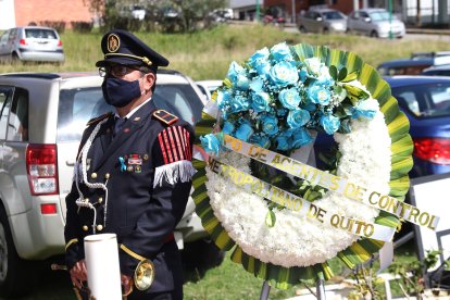 La institución realizó un arreglo floral para la misa del recuerdo.