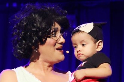 Emerson, en su papel de Vieja Lucha, lleva entre sus brazos a su hijo cuando tenía un año.