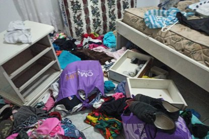 Los delincuentes revolvieron todo y se llevaron solo las mejores cosas, además del dinero y unas joyas.