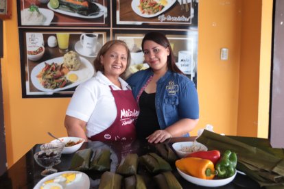 Soraya Franco (i) y su hija Adriana Bajaña (d) atienden en su local de lunes a domingo a partir de las 7:00 a 12:30.