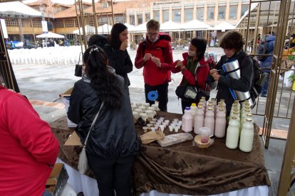 Turistas en uno de los stands