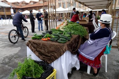Beatriz Guallpa junto a su productos agrícolas.