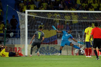 El golero Alexander Domínguez le atajó un remate al colombiano Luis Díaz, casi al término del partido.