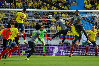 Piero Hincapié (c) remató de cabeza en el primer tiempo, pero su tiro fue atajado por David Ospina.