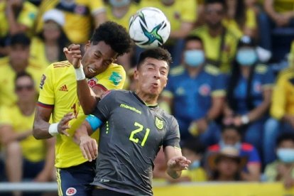 Johan Mojica (i) de Colombia no pudo superar al volante Alan Franco de Ecuador.