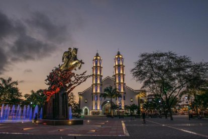 Esta imagen muestra el encanto de la plaza Eloy Alfaro y la catedral portovejense.