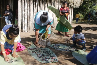 En Tarabeayá se confeccionan pulseras y collares con semillas.