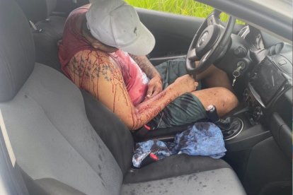 Este hombre quedó sin vida dentro del automotor después de recibir los balazos.