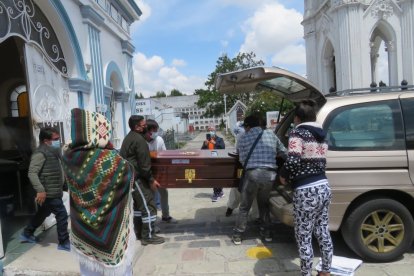 Decenas de dolientes congestionaban la entrada al camposanto de Riobamba para constatar el fatal destino de sus seres queridos.