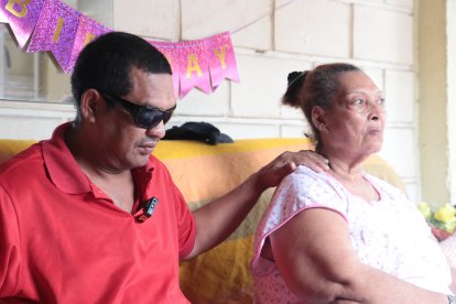 Desde Durán hasta la Martha de Roldós va Henry constantemente a visitar a su madre, él es no vidente.