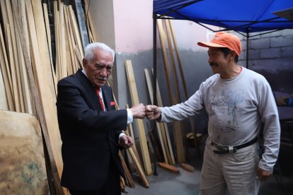 Su vecino Manuel Vallejos dice que Efraín escribe una poesía muy bonita.