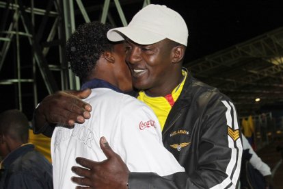 Eddy Corozo junto a su padre, previo al viaje al Mundial Sub 17 de México.