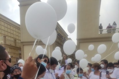 Con globos blancos, los cuales fueron elevados al cielo, fue despedido el niño asesinado.