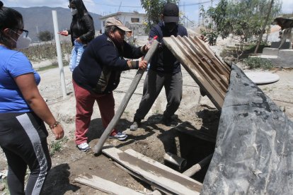 En los patios han tenido que cavar pozos sépticos que ya se desbordan.