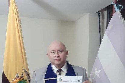 El jurista con su reconocimiento, en junio de 2021.