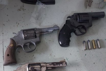 Las armas encotnradas a los sospechosos.