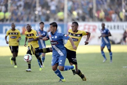 Luis Miguel Escalda (c) marcó 6 goles con Emelec, en los Clásicos del Astillero.