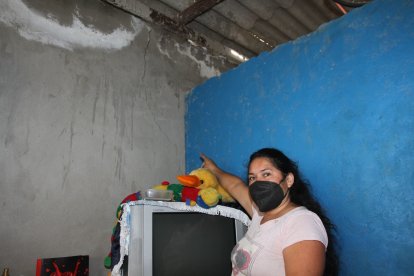 Los vecinos indican las afectaciones en las viviendas por los supuestos ataques.