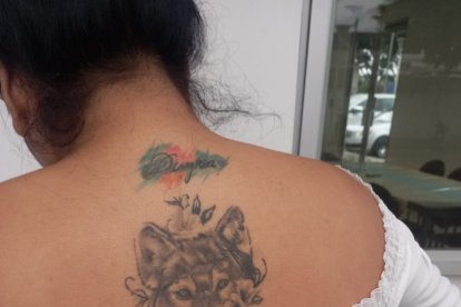 La detenida tiene un tatuaje que la identifica como miembro de la organización delincuencial Los Lobos