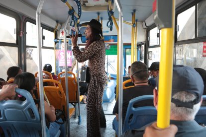 Para su interpretación femenina utiliza extensiones de cabello.