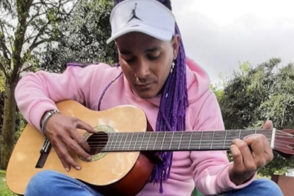 Infante sin maquillaje. Salió de su país para salir adelante y poder mantener a su hijo.