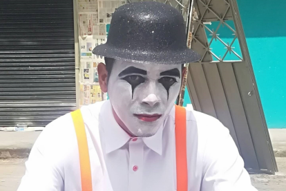 El primer personaje que interpretó en los buses fue el de un mimo. Eso fue en Colombia.