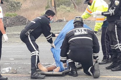 Agentes de la Comisión de Tránsito subieron los cadáveres al carro de Medicina Legal.