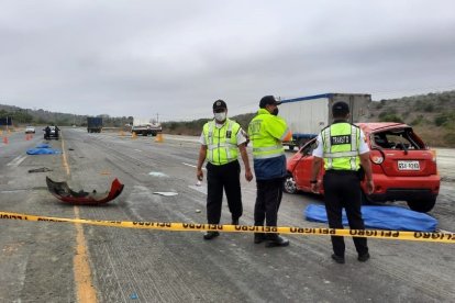 En este vehículo viajaban las víctimas. Sus cuerpos salieron disparados del carro.