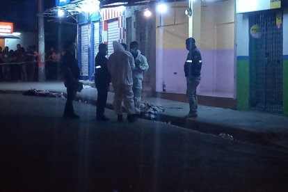 El doble crimen ocurrió en Colinas de la Florida. Policía recabó indicios en el sitio.
