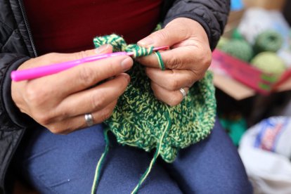 El tejido también ha resultado como una terapia para aliviar el estrés.