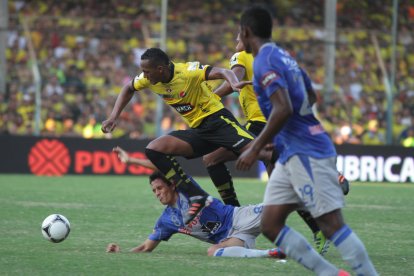 Al minuto 19 fue expulsado Marcos Mondaini tras una falta fuerte sobre José Luis Perlaza.