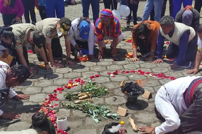 Los policías participaron en un ritual con algunos comuneros de la zona.