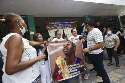 Con esta gigantografía fue cubierto el ataúd. Sus restos fueron llevados a Esmeraldas.