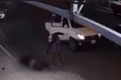 El vehículo en el que se movilizaban los criminales quedó grabado en un sistema de vigilancia.