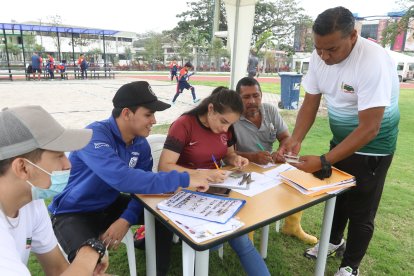 Estudiantes de la Unemi y personal del torneo son los encargados de la supervisión de credenciales y llevar los resultados.