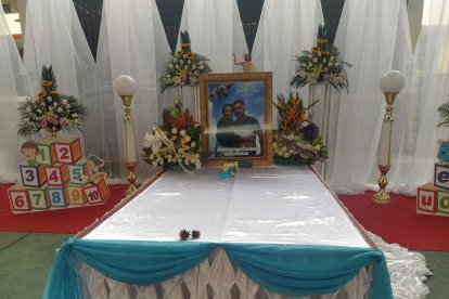 En la escuela donde daba clases Sonia Jadán colocaron un altar con la foto junto a su esposo, Hugo Quevedo, quien fue uno de los que apareció muerto en la represa.
