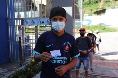 Los deportistas barriales llegaron con el carné de vacunación en la mano.
