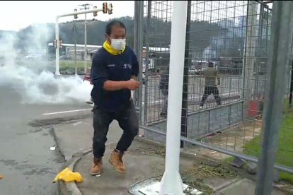 En Otavalo, los manifestantes fueron desplazados por los militares y policías con gas lacrimógeno.
