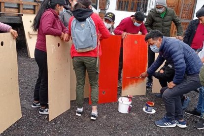 Los comuneros de algunas localidades de Cotopaxi preparaban sus escudos para una posible represión de la fuerza pública.