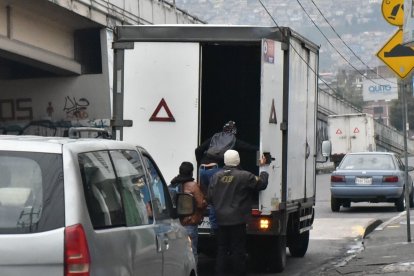 Algunos capitalinos, desesperados, se subían a los camiones por miedo de no llegar temprano a sus destinos.