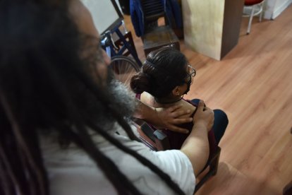 3. Sus vecinos han dado fe de su destreza en la sanación.